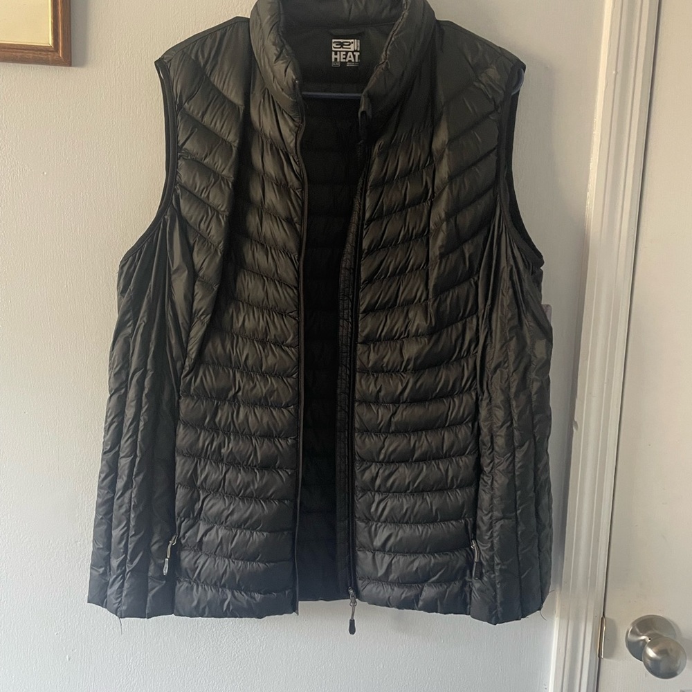 Black 32 degrees puffer vest.